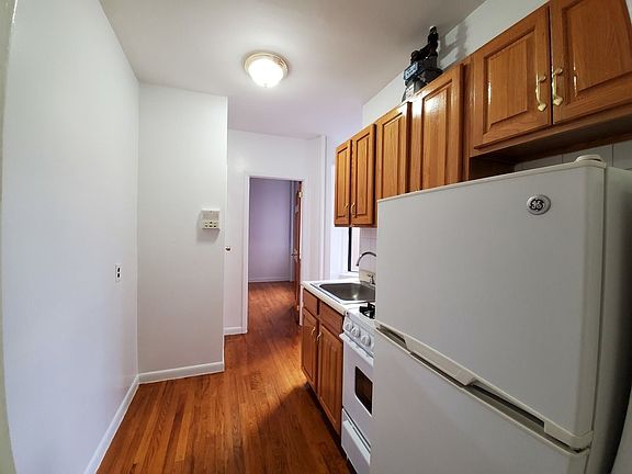 5th image of 330 W 15th St #B3