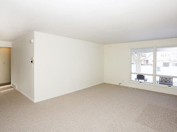 3rd image of 793 Deerfield Dr