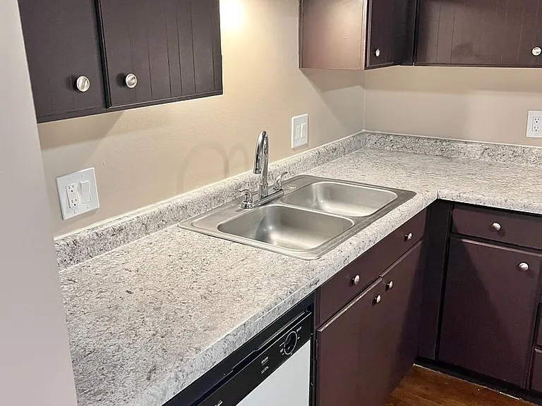 Bristol Square Apartments — Photo 274