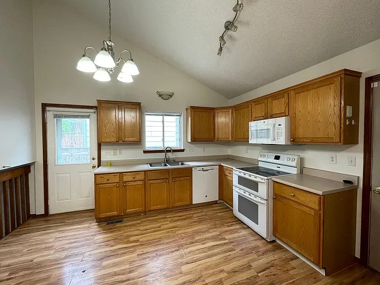 1331 W 132nd Pl — Photo 15