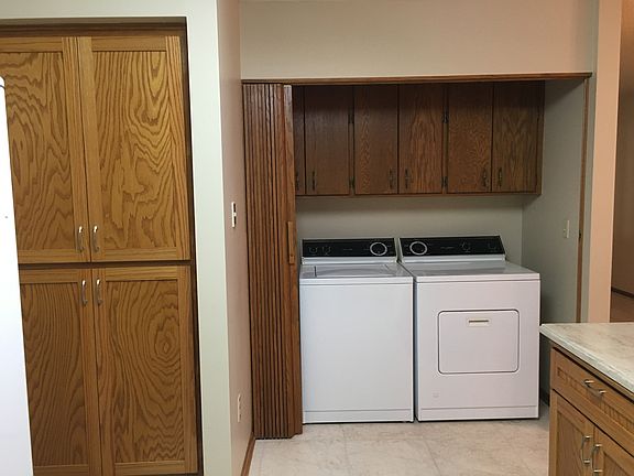 4th image of 412 Woodley St E