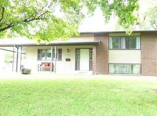 1275 Dewdrop Ln, Florissant, MO 63031