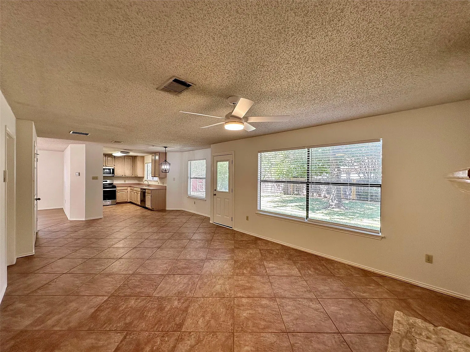 4 bed, 2.5 bath, 2479 sqft, $2,395 — Photo 4