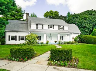1 Lyons Pl, Larchmont, NY 10538
