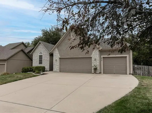 636 N Diane Dr, Olathe, KS 66061
