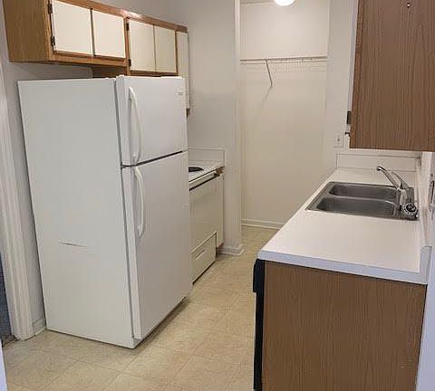 3rd image of 2004 Tower Pl APT F
