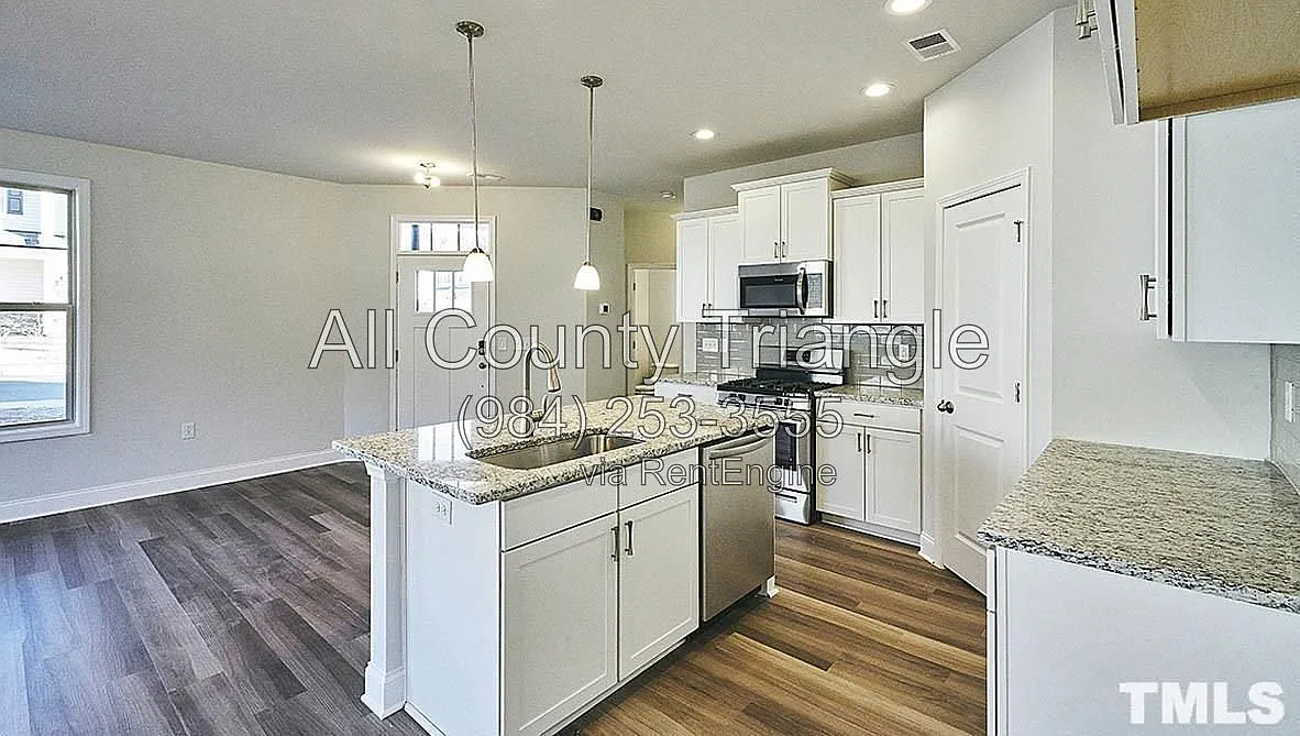 3 bed, 2.5 bath, 1774 sqft, $1,995 — Photo 3