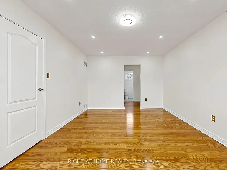 86 Howlett Ave — Photo 29