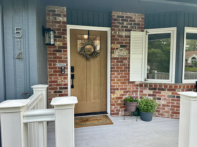 514 NE Joanne Cir — Photo 2