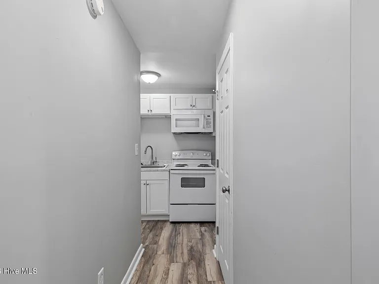 109 Rodeo Ln — Photo 8