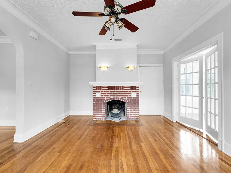 2557 Myra St — Photo 8