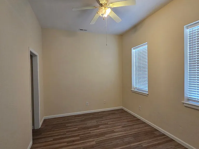 207 W B St — Photo 6