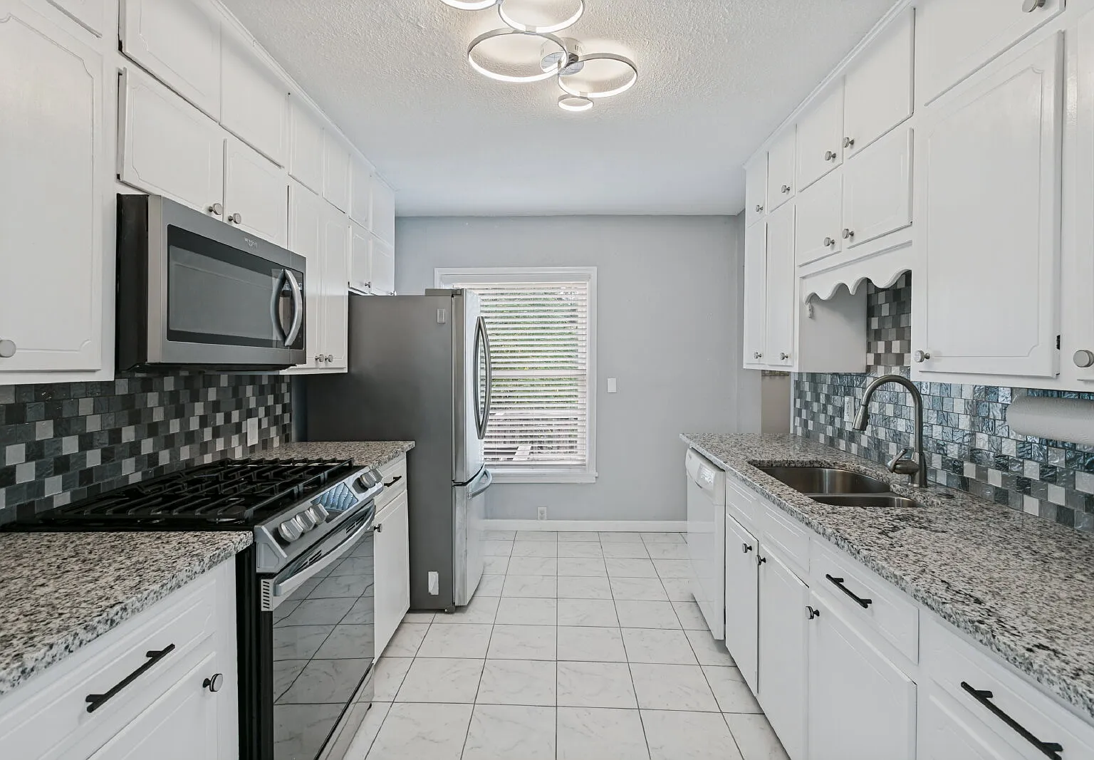 3 bed, 2.0 bath, 1100 sqft, $1,700 — Photo 3