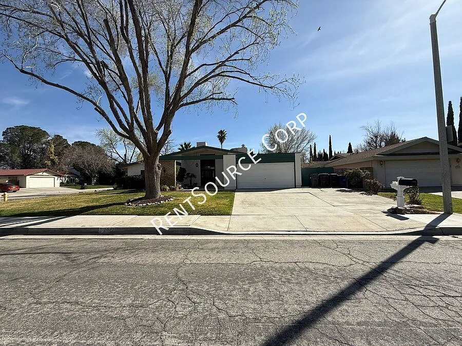 3 Bedrooms/2 Bathrooms Single Story Home for Rent in West Lancaster in Antelope Valley — Photo 1