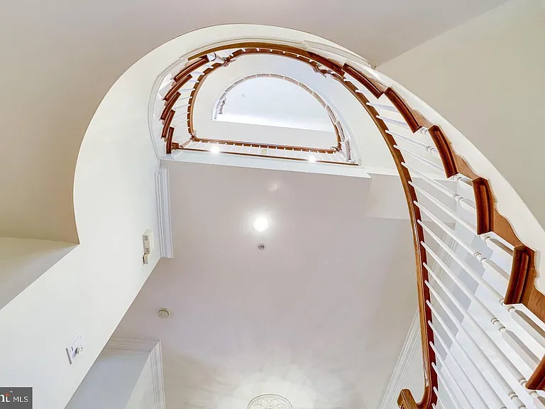 1601 Colonial Hills Dr — Photo 17