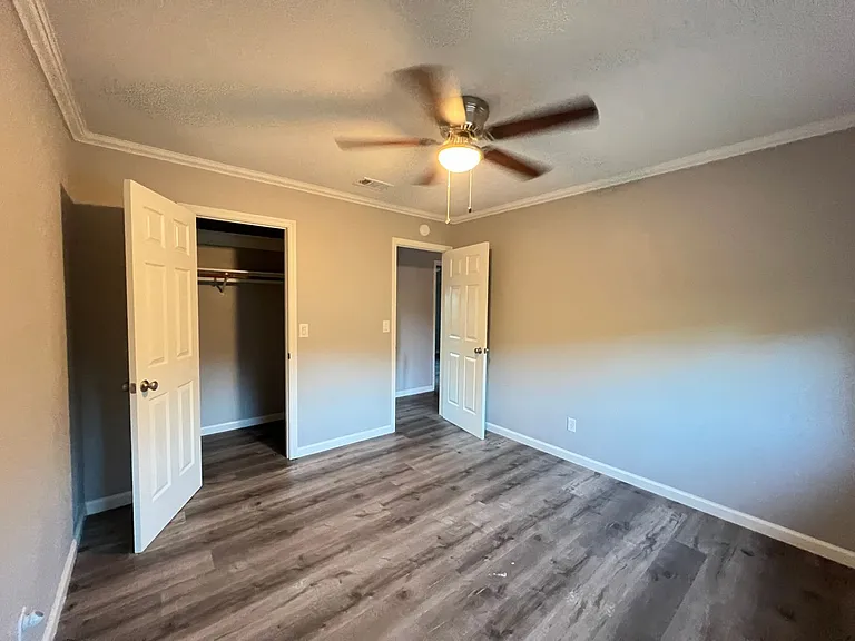 570 E North St — Photo 19