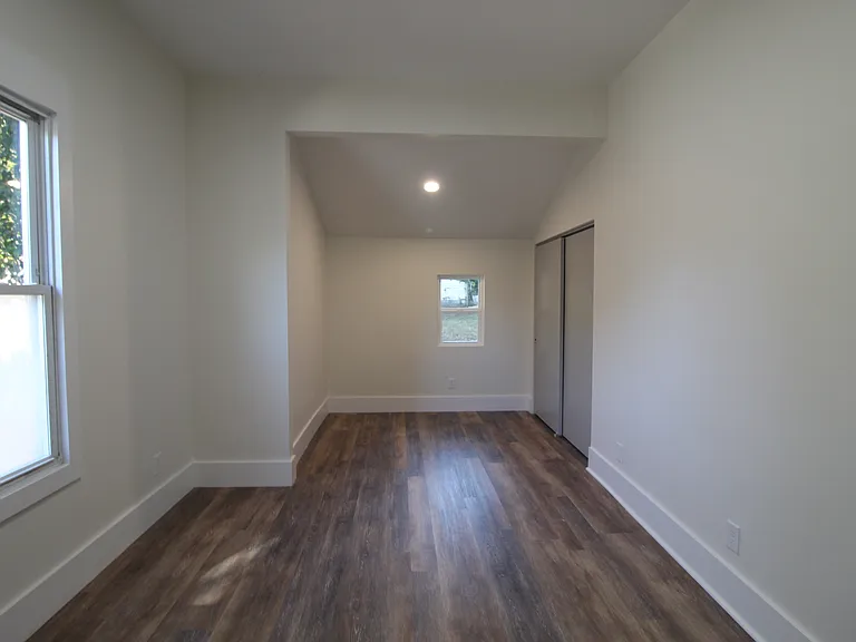 518 Cambridge St — Photo 13