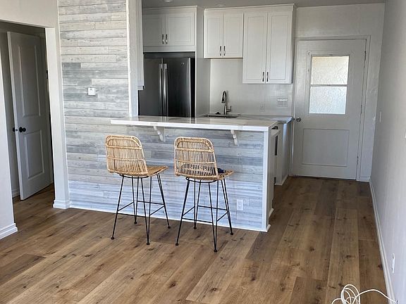 Living room & bar with view to kitchen