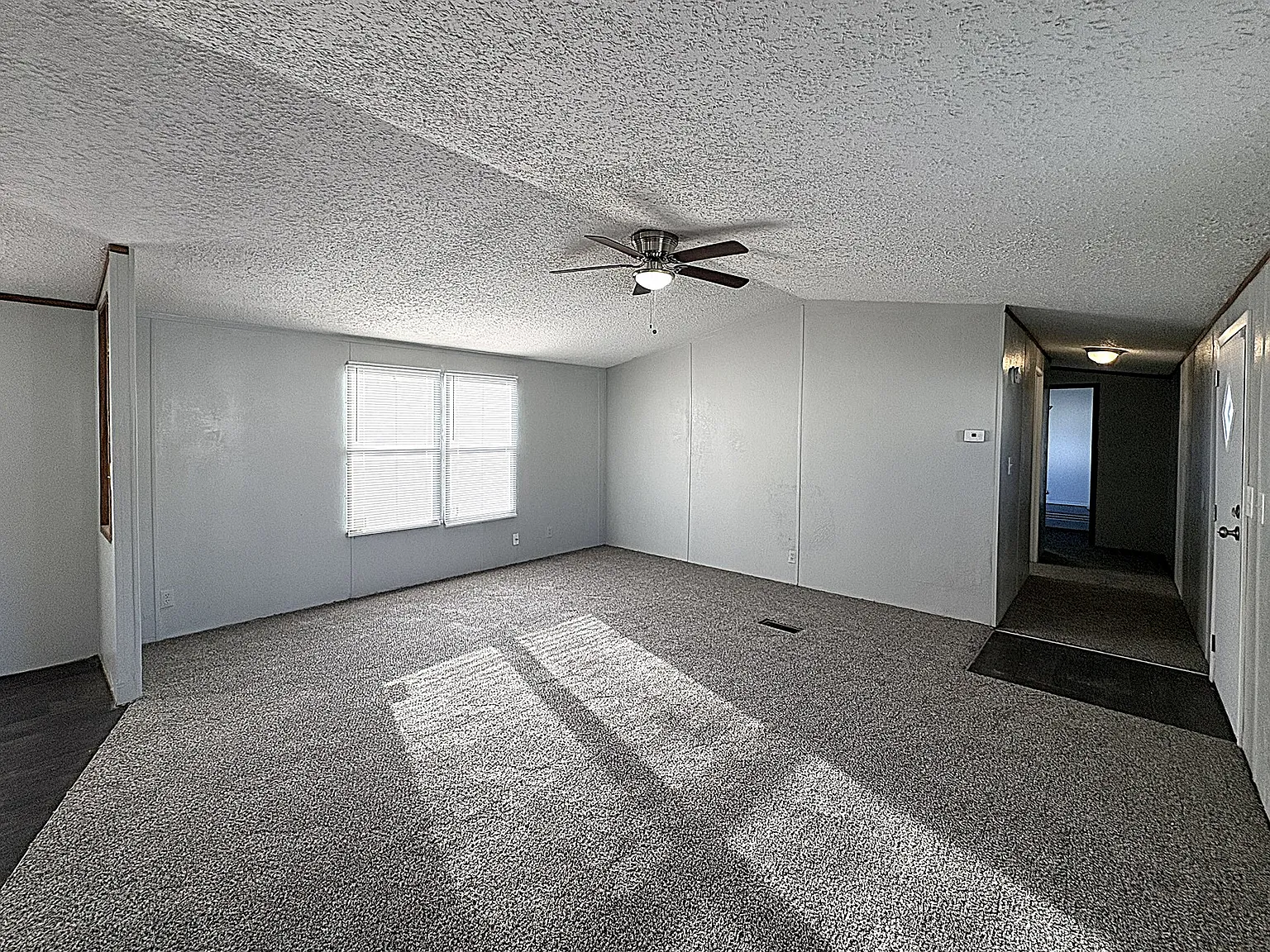 3 bed, 1216 sqft, $949 — Photo 4