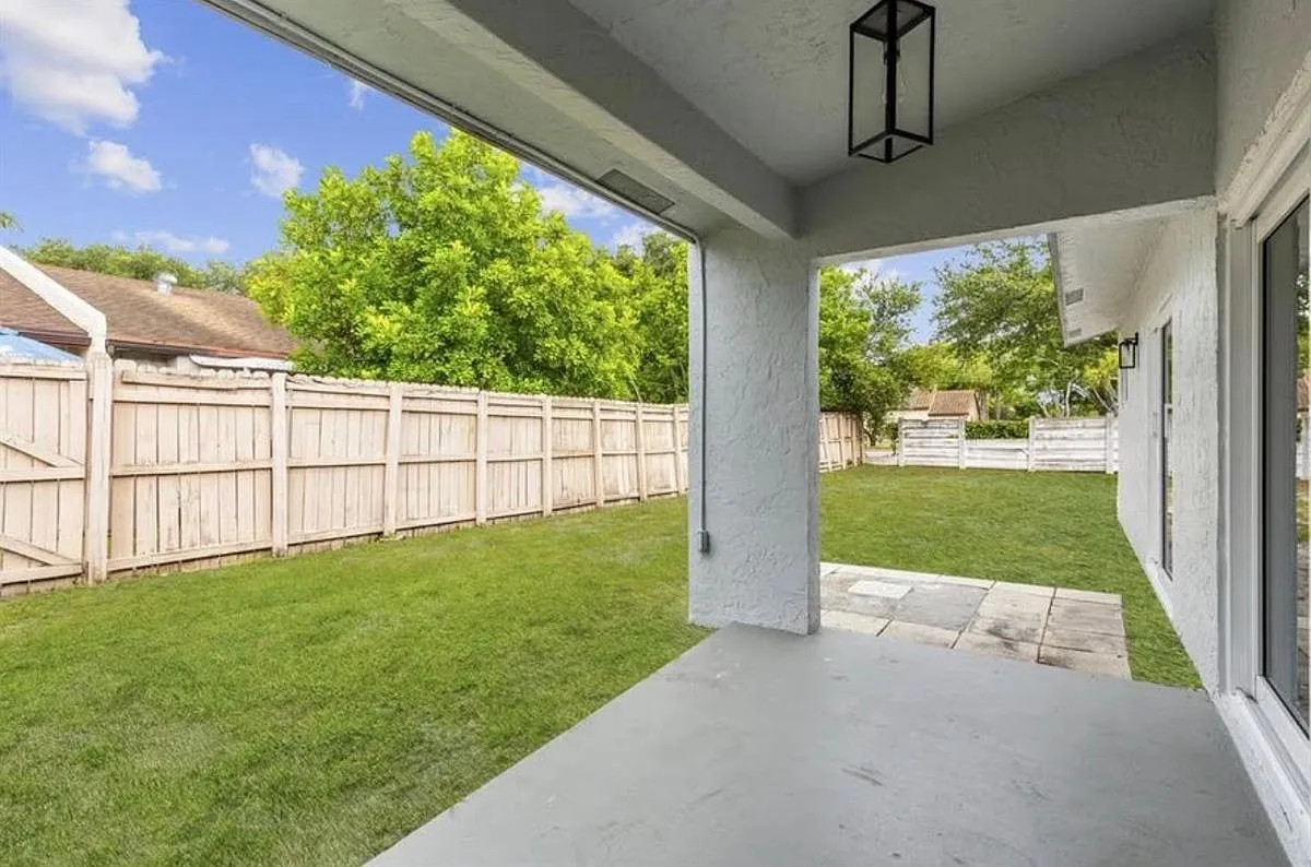 3 bed, 2.0 bath, 1500 sqft, $3,200 — Photo 2