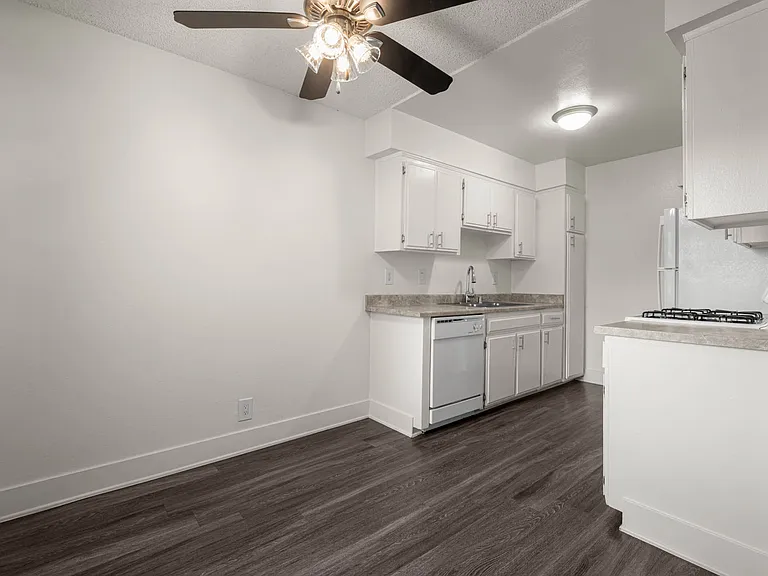 Parkwood Apartments — Photo 12