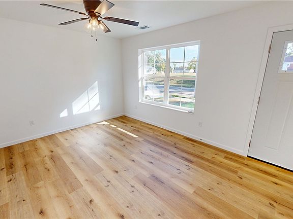 3rd image of 318 Oak St