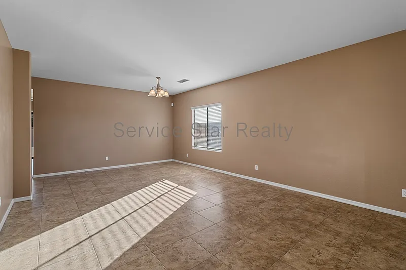 4 bed, 4.0 bath, 3661 sqft, $2,400 — Photo 4