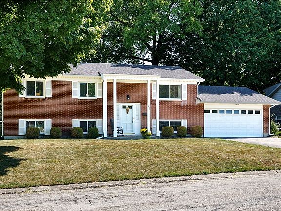 3rd image of 884 Crestmont Dr