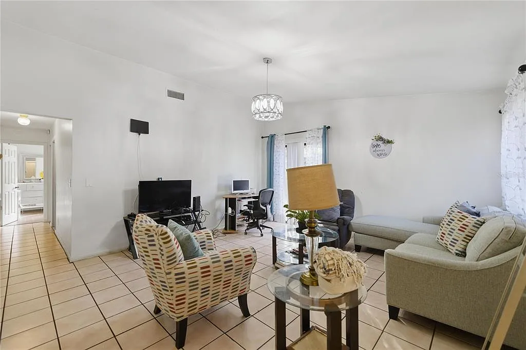 3 bed, 2.0 bath, 1008 sqft, $1,800 — Photo 4