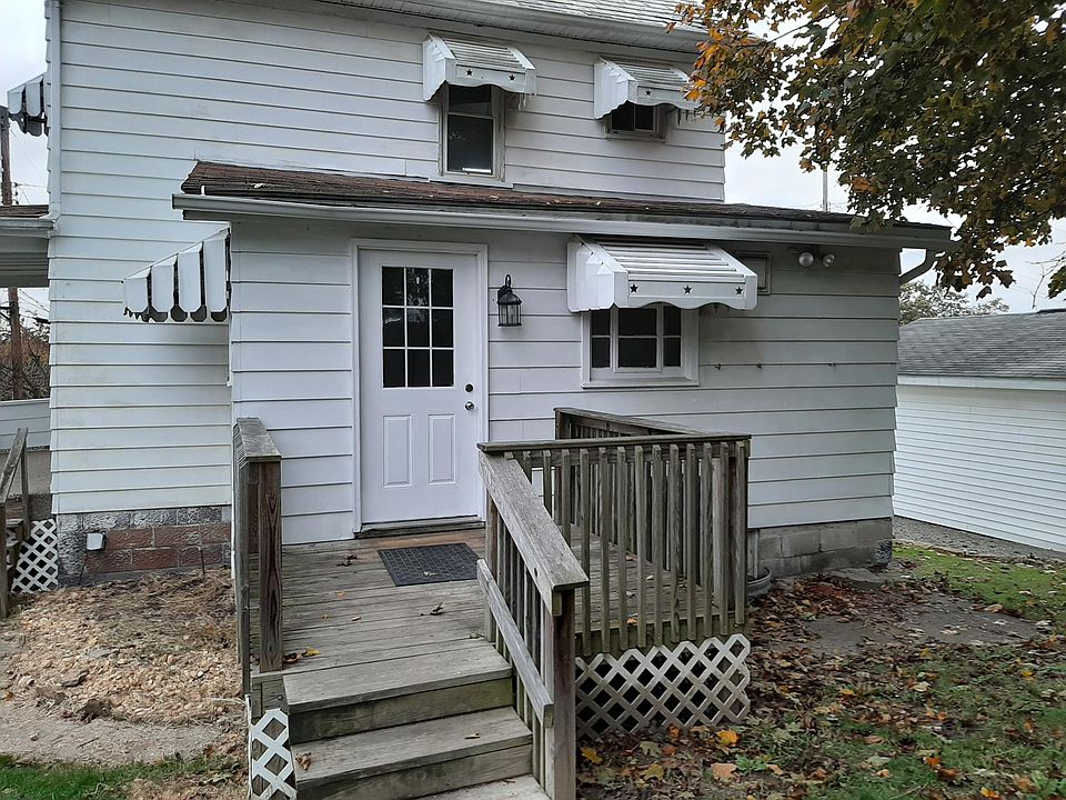 off street parking for 2 cars by deck