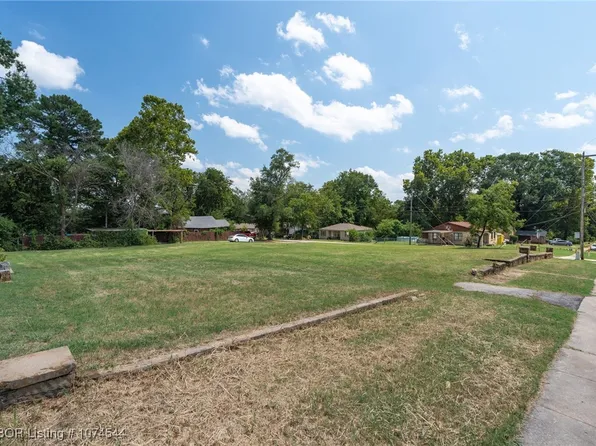902 N 20th St, Van Buren, AR 72956