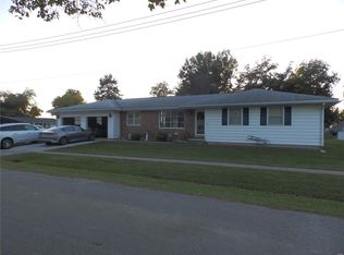 200 S Cross St, Perry, IL 62362