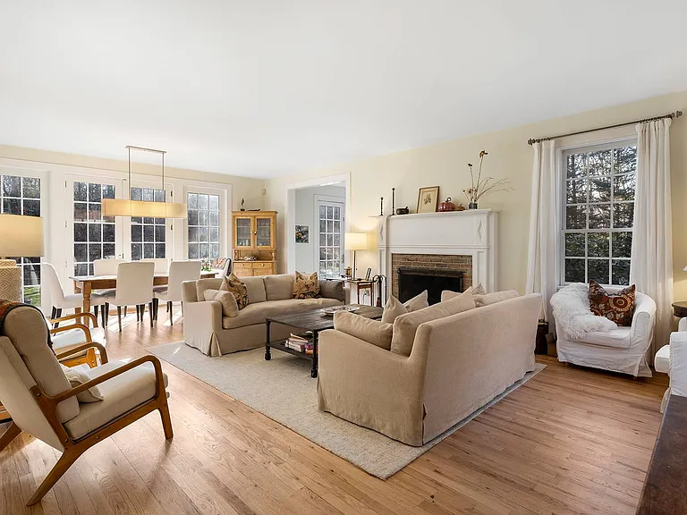 7 Bridge Hill Ln — Photo 1