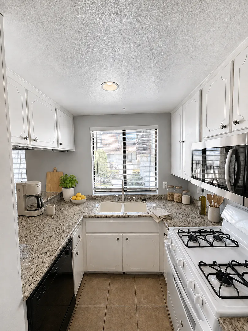 2 Bedroom Condo with 2 Car Garage in La Habra — Photo 4