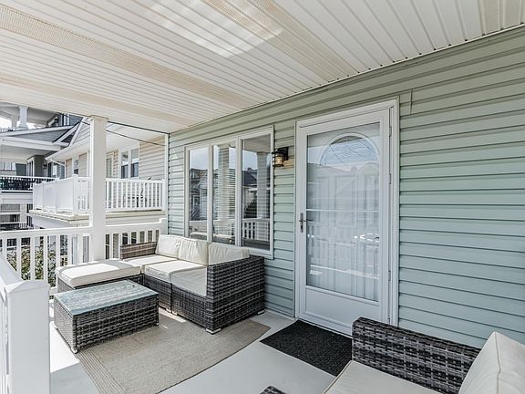 4th image of 858 Brighton Pl #858
