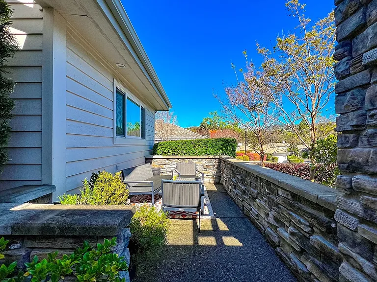 945 Augusta Cir — Photo 3