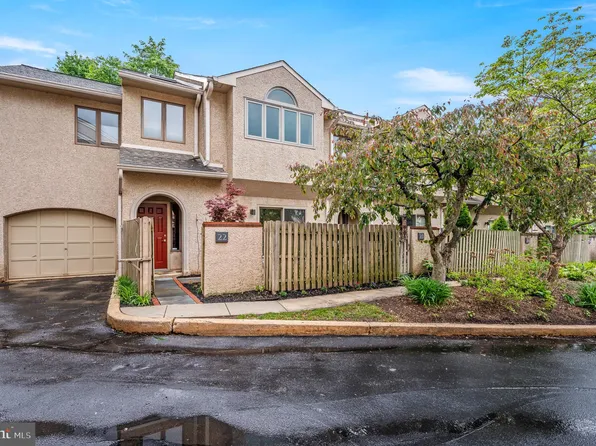 22 Greythorne Woods Cir, Wayne, PA 19087