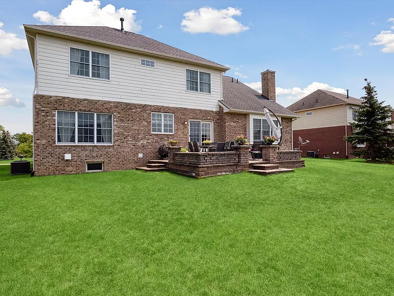 24323 Bellingham Dr — Photo 42
