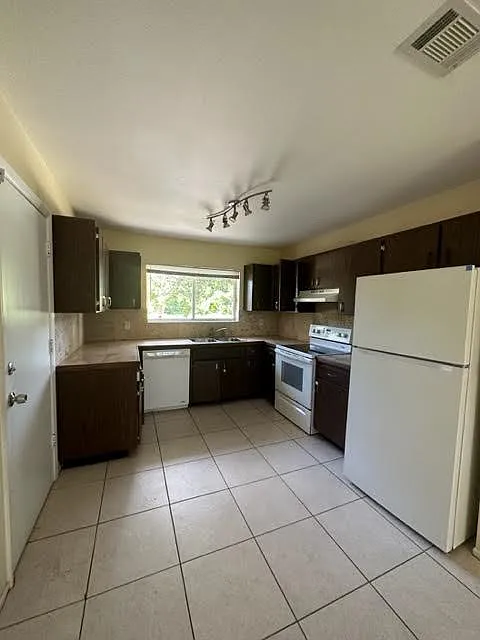 3 bed, 1550 sqft, $2,200 — Photo 3