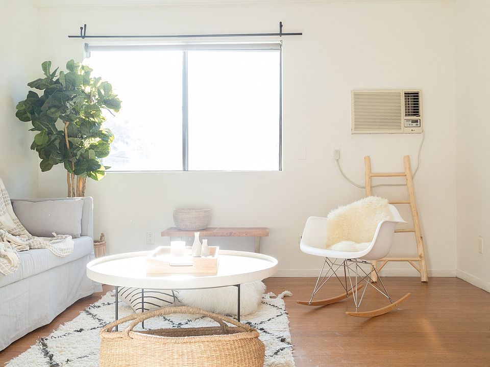 1st image of 2117 W Clinton St #206