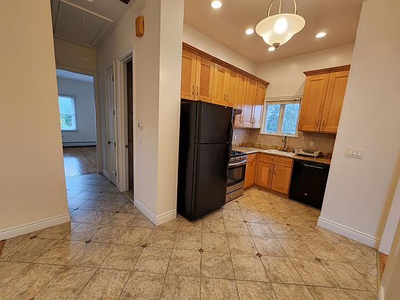 3rd image of 118 Cayuga Ave Floor 2