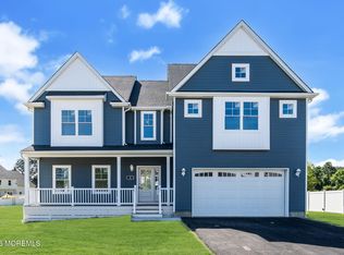 4 Potters Ct, Bayville, NJ 08721