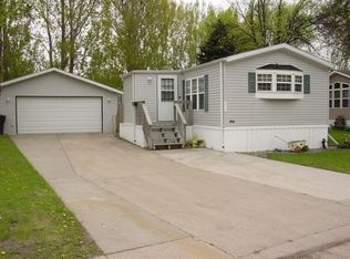 2422 Cumberland Rd, Grand Forks, ND 58201