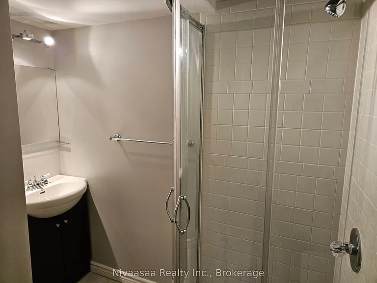 926 Ledbury Cres — Photo 24