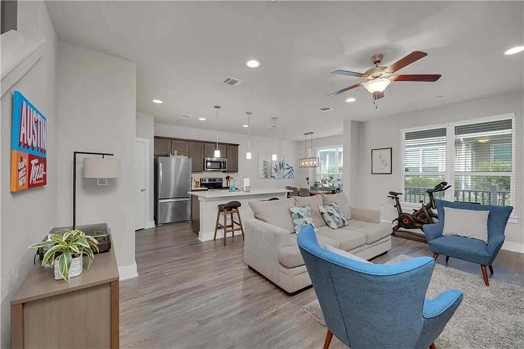 3 bed, 2.5 bath, 1628 sqft, $2,200 — Photo 2