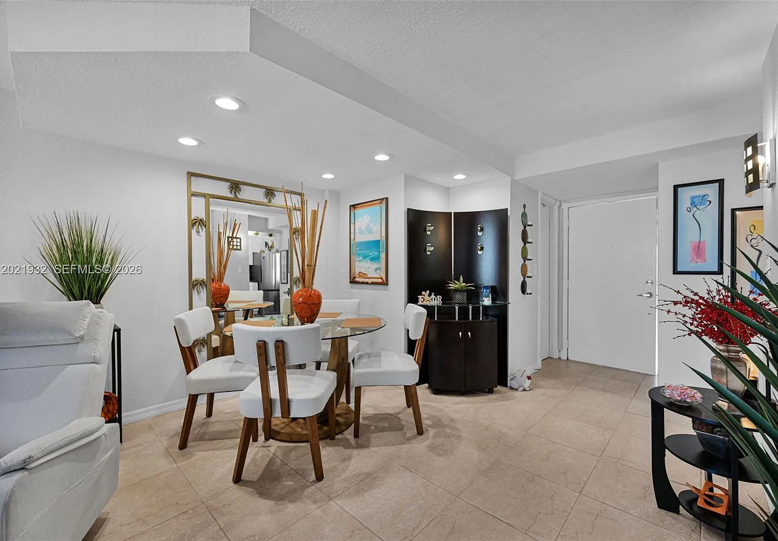 Collins Plaza Condo — Photo 3