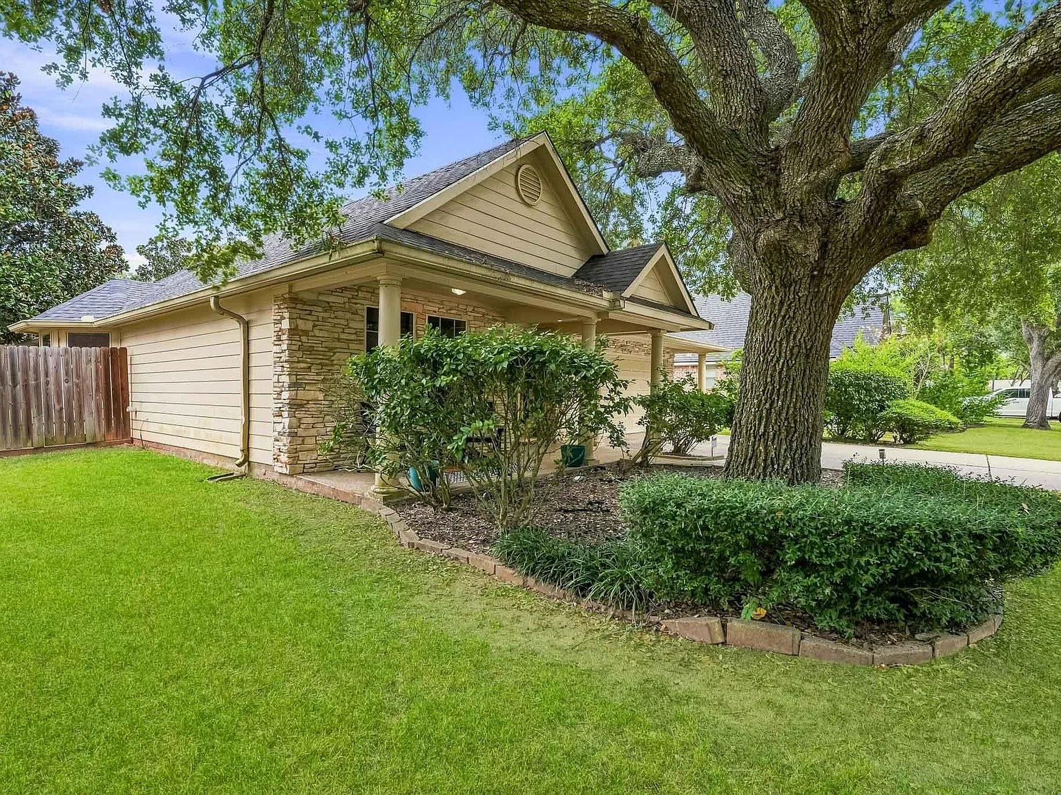 4 bed, 2.0 bath, 2298 sqft, $2,200 — Photo 3