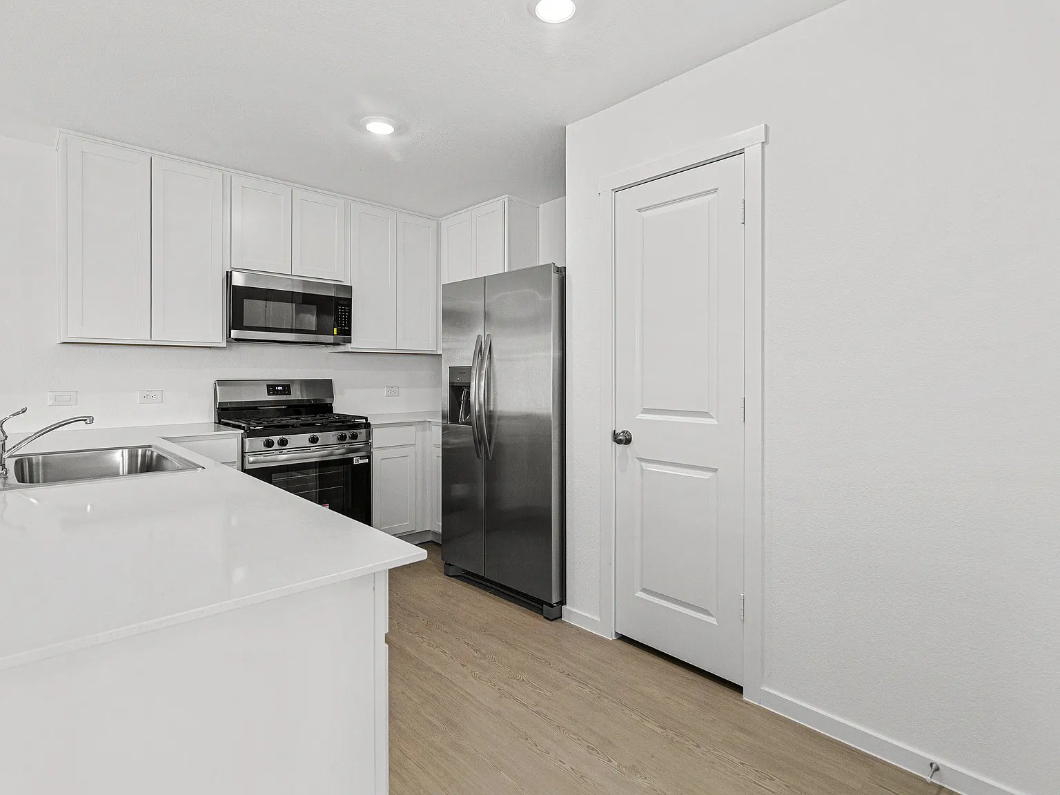 4 bed, 1720 sqft, $2,100 — Photo 2