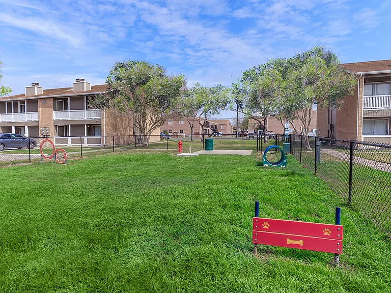 Shadow Bend Apartments — Photo 24