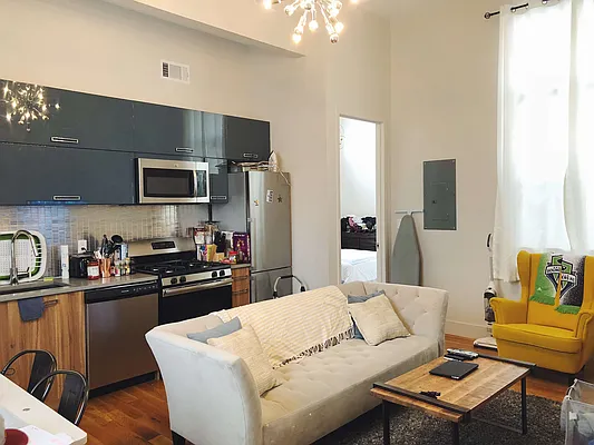 Rented by Manhattan Management LLC | media 50